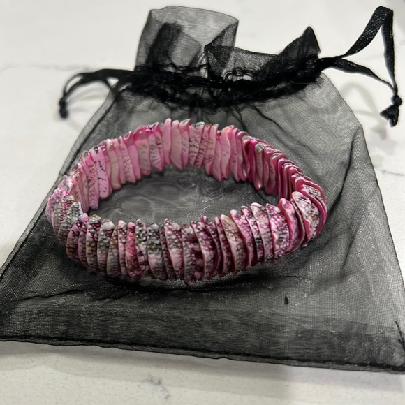 Pretty stretch shell bracelet.  Multi colored - Picture 1 of 3
